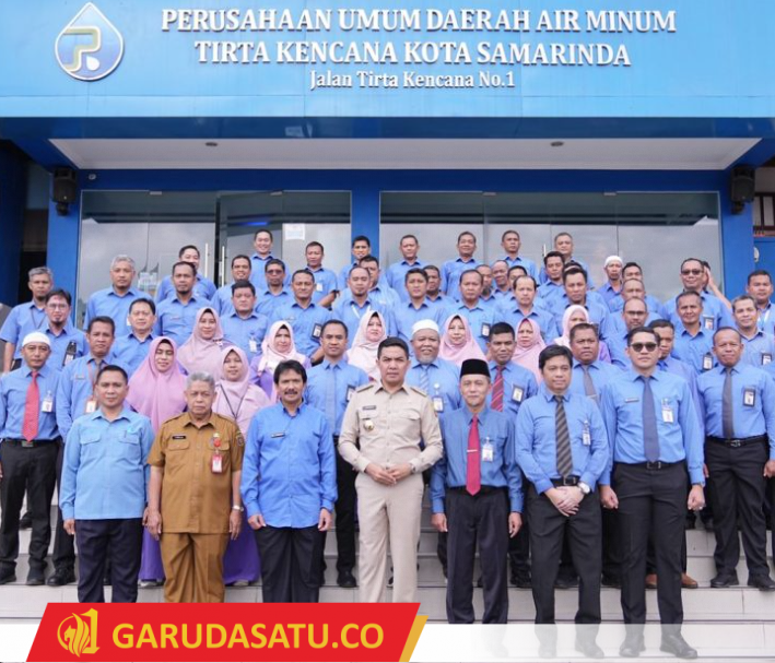 Foto bersama pegawai Perumdam Tirta Kencana, Walikota Samarinda Andi Harun (tengah).