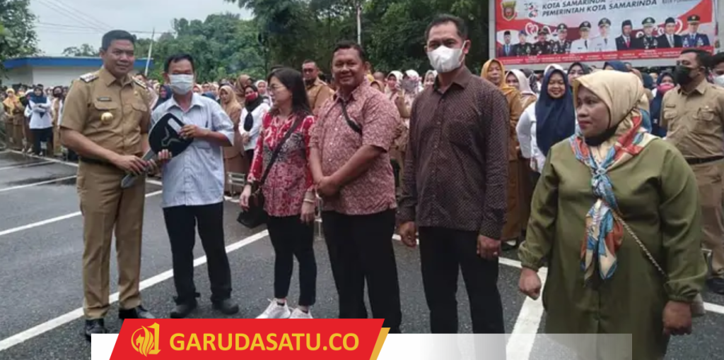 pembagian penghargaan dan hadia.